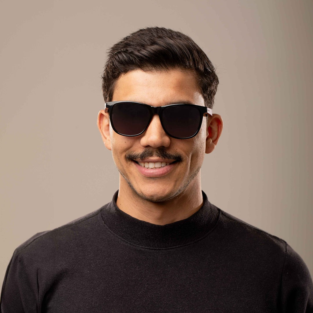 OCULOS UNISSEX CLÁSSICO PRETO OCCL4653